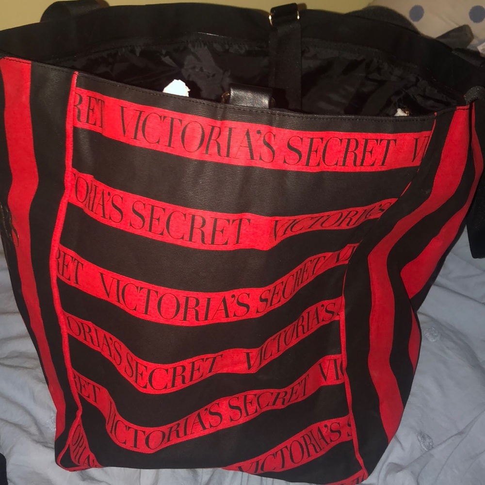 Large Victoria’s Secret Overnight Nah